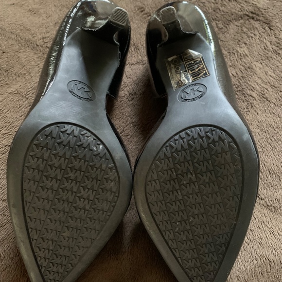 Michael Kors pointed toe D'Orsay black pumps - Picture 4 of 9